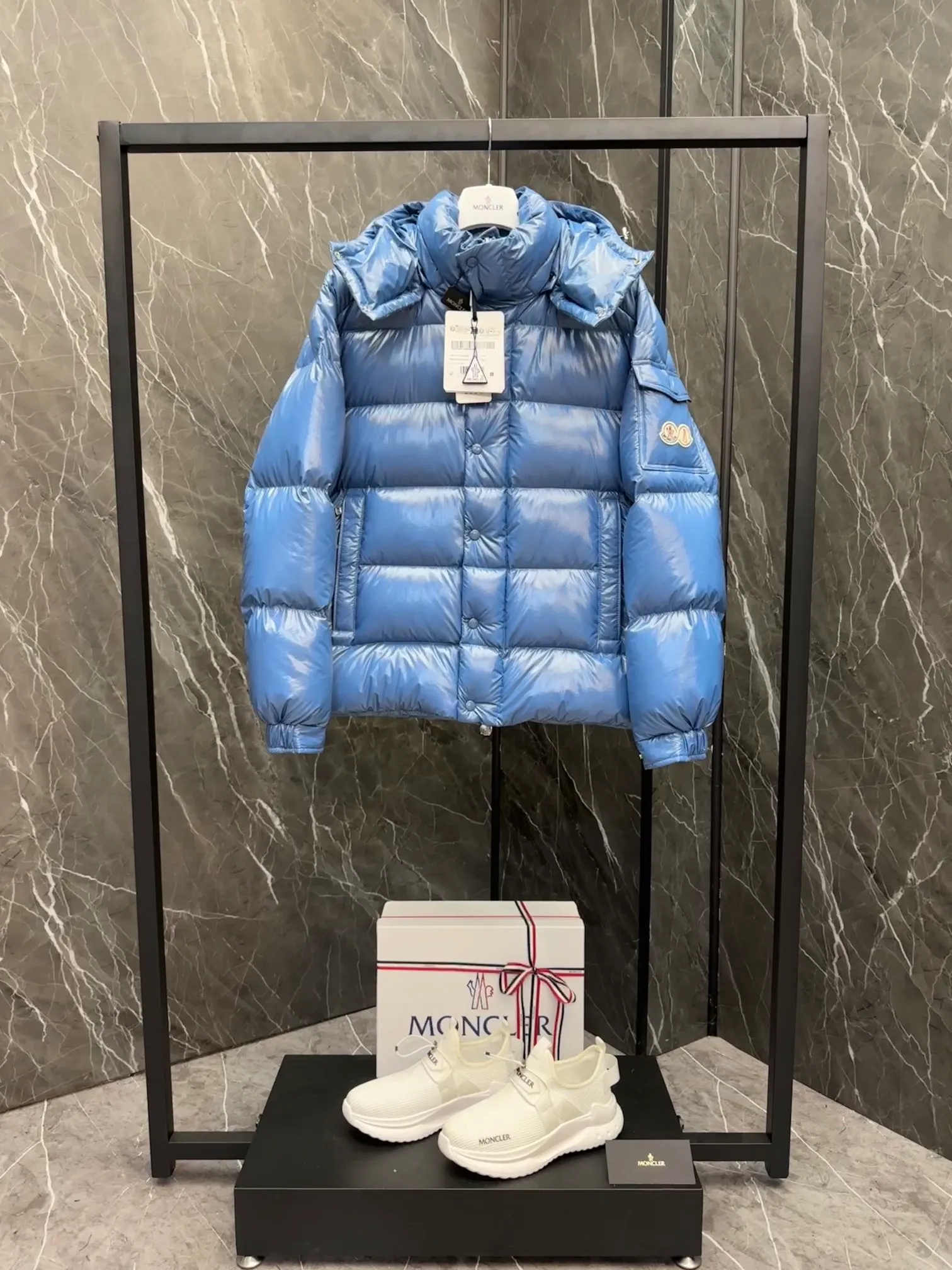 ⬆️Moncler Maya 70 . . Moncler 70 ， 。 ， ， Moncler Maya 70 。 ， 。 Antoni Tudisco 。 Moncler Maya 70 Moncler 70 ， ， 。 Classic ， 、 。 Classic 70 。 • • • • • ， • • • •Moncler Maya 70 Size: 1-5 . Cream White Pink Blue Gray Black D 9890065750